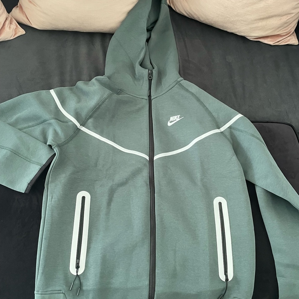 NIKE TECH REFLECTIVE HOODIE SIZE LARGE VINTAGE GREEN